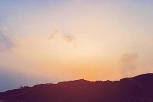 silhouette di montagna il sole, il cielo e il concetto di silhouette di vita foto