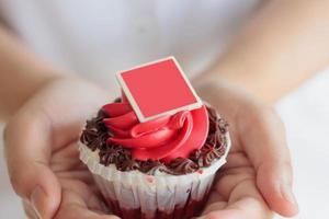 tenere in mano il cupcake di San Valentino foto