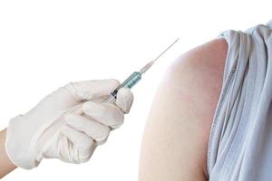 il medico fa la vaccinazione nella spalla del paziente foto