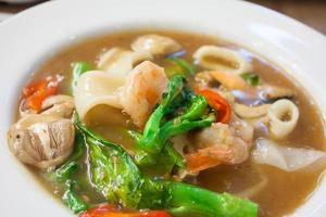 frutti di mare e noodles in salsa cremosa, rad na noodles delizioso cibo tradizionale tailandese foto