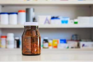 bottiglia di medicina in farmacia foto