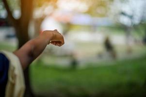 l'immagine della mano mostra l'ordine. concetto di indicazione foto