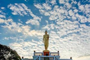 immagine di buddha in piedi e il cielo blu, concetti religiosi foto