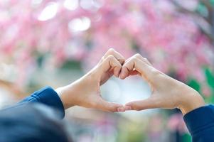 una mano che mostra amore agli amanti nel giorno dell'amore giorno dell'amore con spazio di copia foto