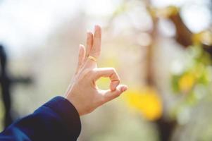 una mano che mostra amore agli amanti nel giorno dell'amore giorno dell'amore con spazio di copia foto