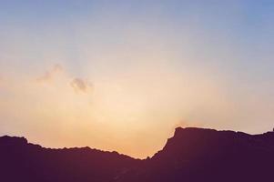 silhouette di montagna il sole, il cielo e il concetto di silhouette di vita foto