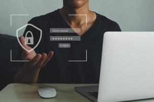 uomo che utilizza il nome utente e la password della pagina di accesso del laptop del computer su uno schermo virtuale. concetto di tecnologia aziendale. foto