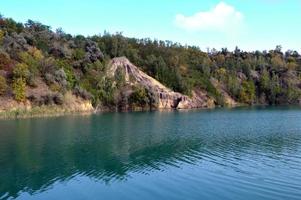 paesaggio sull'acqua con una costa ripida foto