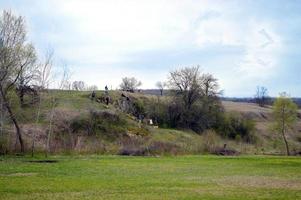 paesaggio con una pianura e un pendio con persone foto