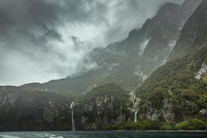 cascata al suono di milford in una giornata tempestosa foto