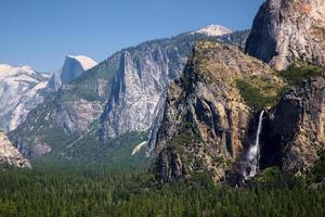 cascata nel parco nazionale di Yosemite foto