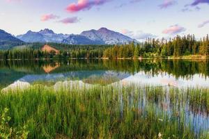 maestoso lago di montagna nel parco nazionale degli alti tatra. strbske ples