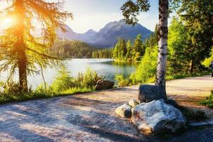 l'alba su un lago nel parco degli alti tatra. shtrbske pleso, foto