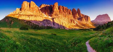 montagne rocciose al tramonto. Alpi dolomitiche, italia foto