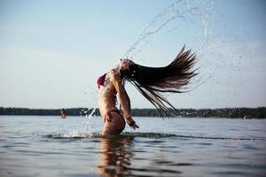 donna bionda sullo sfondo dell'acqua foto