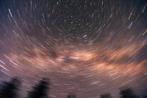 cielo di stelle in montagna foto