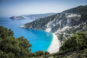 bellissima spiaggia di Myrtos sull'isola di Cefalonia vista dall'alto foto