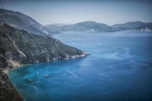 bellissima spiaggia di Myrtos sull'isola di Cefalonia vista dall'alto foto