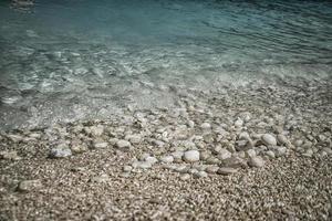 bellissime acque azzurre della spiaggia di Myrtos sull'isola di Cefalonia foto