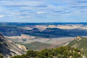 la bellezza paesaggistica del Colorado. splendidi paesaggi drammatici nel monumento nazionale dei dinosauri, in colorado foto