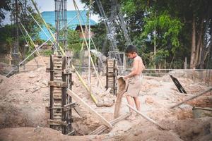 bambini poveri che lavorano in cantiere contro il lavoro minorile, i bambini devono lavorare a causa della povertà, giornata mondiale contro il lavoro minorile e il concetto di tratta. foto