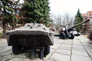 vecchio veicolo da combattimento di fanteria militare vintage con obice e carro armato. foto