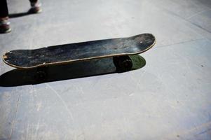 skateboard con ombre su skate park la sera. foto