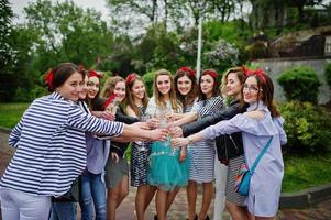 undici attraenti trecce con una bella sposa che celebrano l'addio al nubilato con champagne nel parco. foto