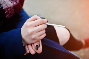 mano della ragazza con la sigaretta. smettere di fumare problema sociale. foto