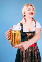 ritratto di bella bionda donna sorridente allegra in abito nazionale tradizionale bavarese foto