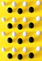 uova in bianco e nero su sfondo giallo. foto