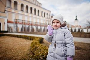 ragazza allo storico castello di mikulov, moravia, repubblica ceca. vecchia città europea. foto