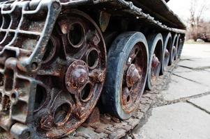 dettaglio girato con vecchi cingoli e ruote di carri armati vintage. foto