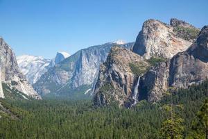 cascata in Yosemite in un giorno d'estate foto