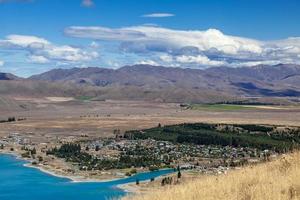 vista della città di tekapo sulla riva del lago tekapo foto