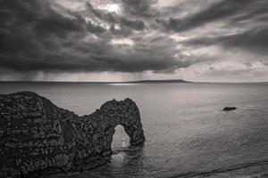 vista della porta durdle sull'isola di purbeck vicino a lulworth cove nel dorset foto