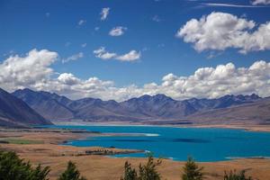 vista panoramica del colorato lago tekapo foto