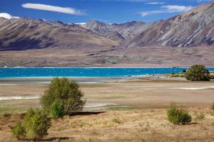 vista in lontananza del lago tekapo in una giornata estiva foto