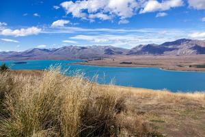 vista panoramica del colorato lago tekapo foto