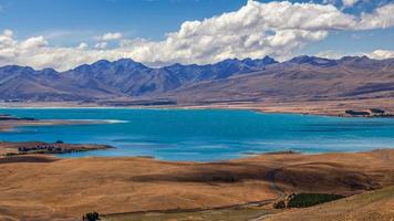 vista panoramica del colorato lago tekapo foto