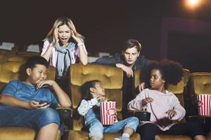 persone adulte l'uomo si è arrabbiato e infastidito un forte gruppo di bambini. foto