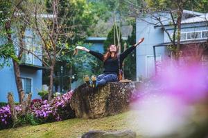 donna viaggio natura nel giardino fiorito. rilassati seduto sulle rocce e leggendo libri in mezzo alla natura nel parco nazionale doi inthanon. foto