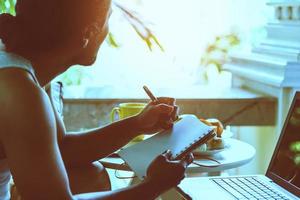 uomo seduto lavoro record di scrittura in vacanza foto