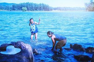 donne e uomini amante asiatici viaggiano nella natura. viaggiare rilassati. gioca con l'acqua di mare sulla spiaggia. in estate. Tailandia foto