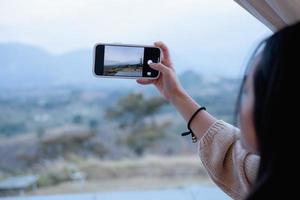 donna che usa lo smartphone scatta una foto a khao kho, tailandia