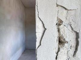 il pilastro di cemento incrinato della casa in costruzione è stato causato da un errore di intonacatore, cantiere separato in cemento foto
