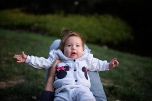 giovane padre che si diverte con la sua piccola figlia nel parco foto