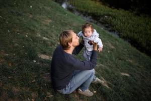 giovane padre che si diverte con la sua piccola figlia nel parco foto