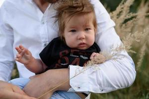 giovane padre che si diverte con la sua piccola figlia nel parco foto