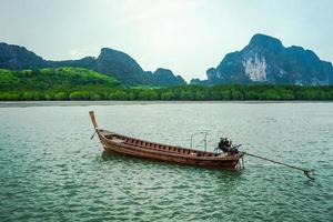 cielo di paesaggio con piccole barche da pesca in thailandia foto